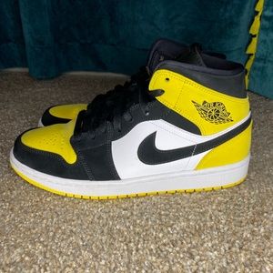 Air Jordan 1 Mid Yellow toe size 9